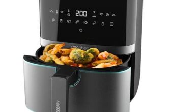 W, BlanconnDesciption: Freidora de aire con capacidad de 5.5L para cocinar de manera saludable y sin apenas aceite, reduciendo las grasas de los alimentos. Diseño moderno con interior metálico real y tecnología de calefacción uniforme para unos resultados óptimos.Con 100 recetas preestablecidas para preparar una gran variedad de platos de forma sencilla y rápida. Eficiencia energética para un menor consumo eléctrico y mayor ahorro.Panel táctil sencillo e intuitivo para un control preciso de la temperatura y el tiempo de cocción. Además, cuenta con función de mantener caliente para disfrutar de los alimentos recién cocinados en cualquier momento.La freidora Cosori cuenta con una potencia de 1700W para cocinar de manera eficiente y rápida. Además, su diseño antióxido garantiza una mayor durabilidad y resistencia del aparato.Ideal para preparar todo tipo de platos, desde patatas fritas crujientes hasta carnes y verduras asadas. Disfruta de una vida más saludable con la freidora de aire Cosori. En color blanco para combinar en cualquier cocina.nnPrice: 119,99 €nnImage: https://m.media-amazon.com/images/I/51S9tYBbCZL._SL500_.jpgnnURL: https://www.amazon.es/dp/B098Y4W8MQ?tag=espanhapromo-21&linkCode=osi&th=1&psc=1